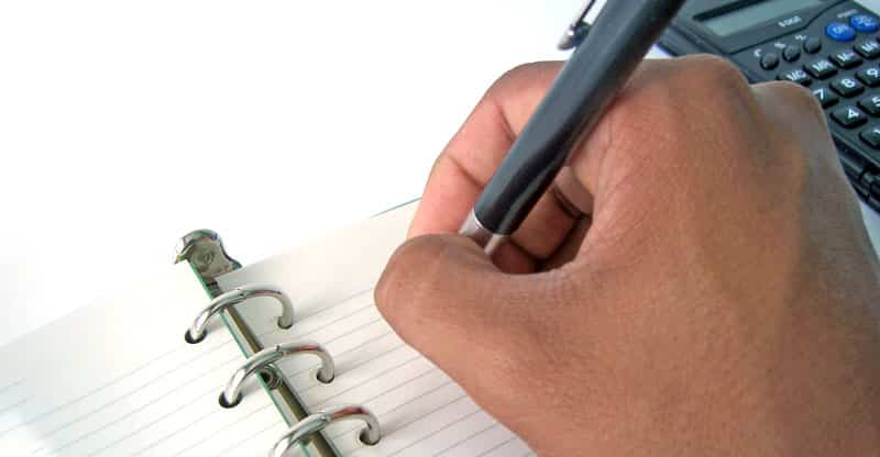 Hand som skriver med en penna