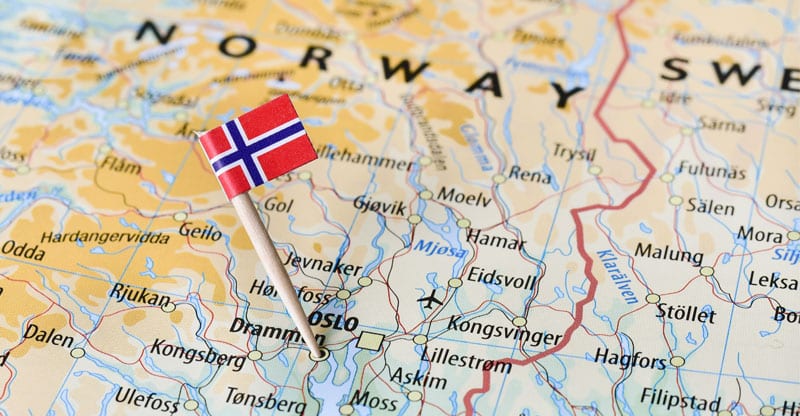Norska flaggan sitter i en karta