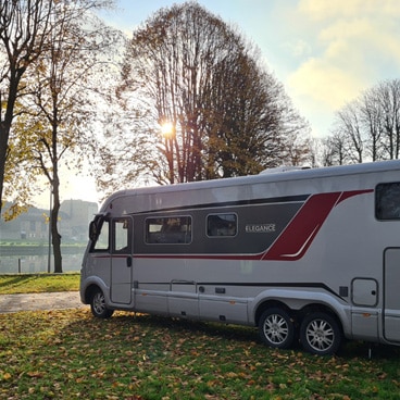 Husbilen på ställplats i Sedan Frankrike